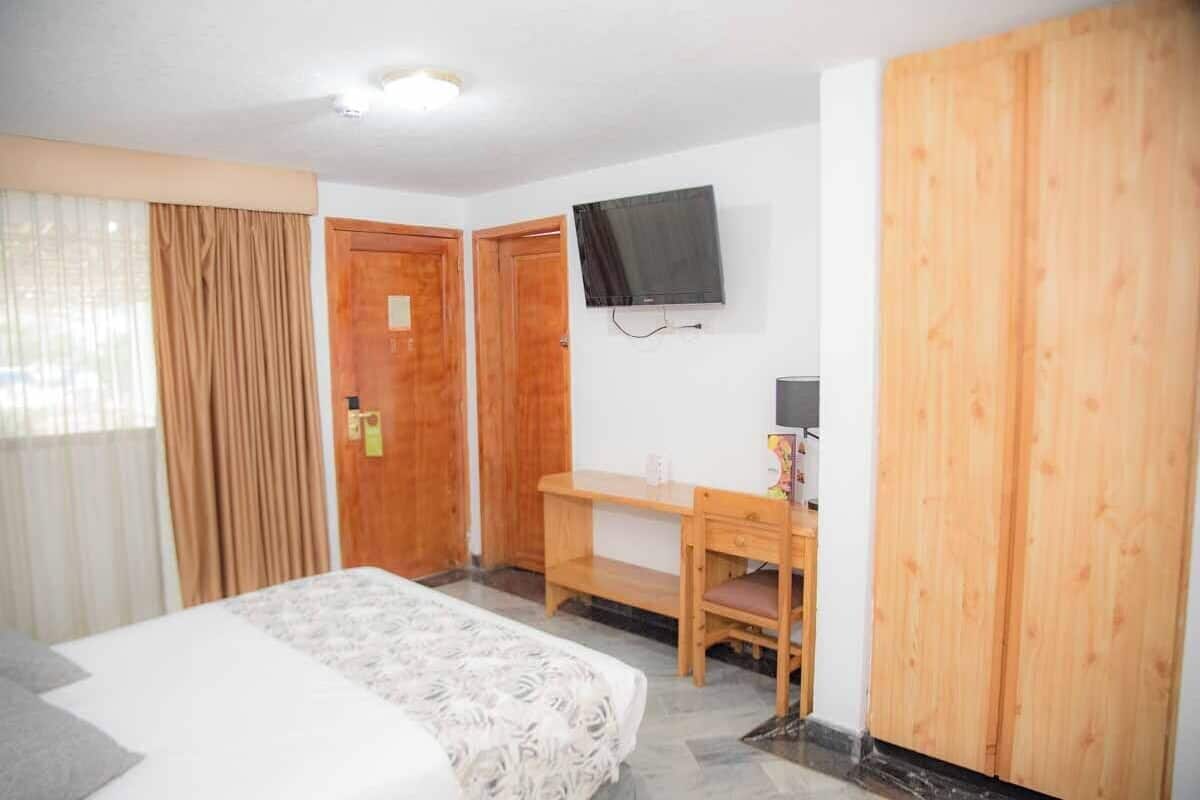 1 habitación, caja de seguridad en la habitación y escritorio
