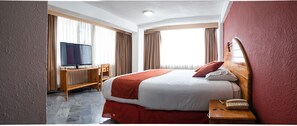 Junior Suite | In-room safe, desk, free WiFi, bed sheets