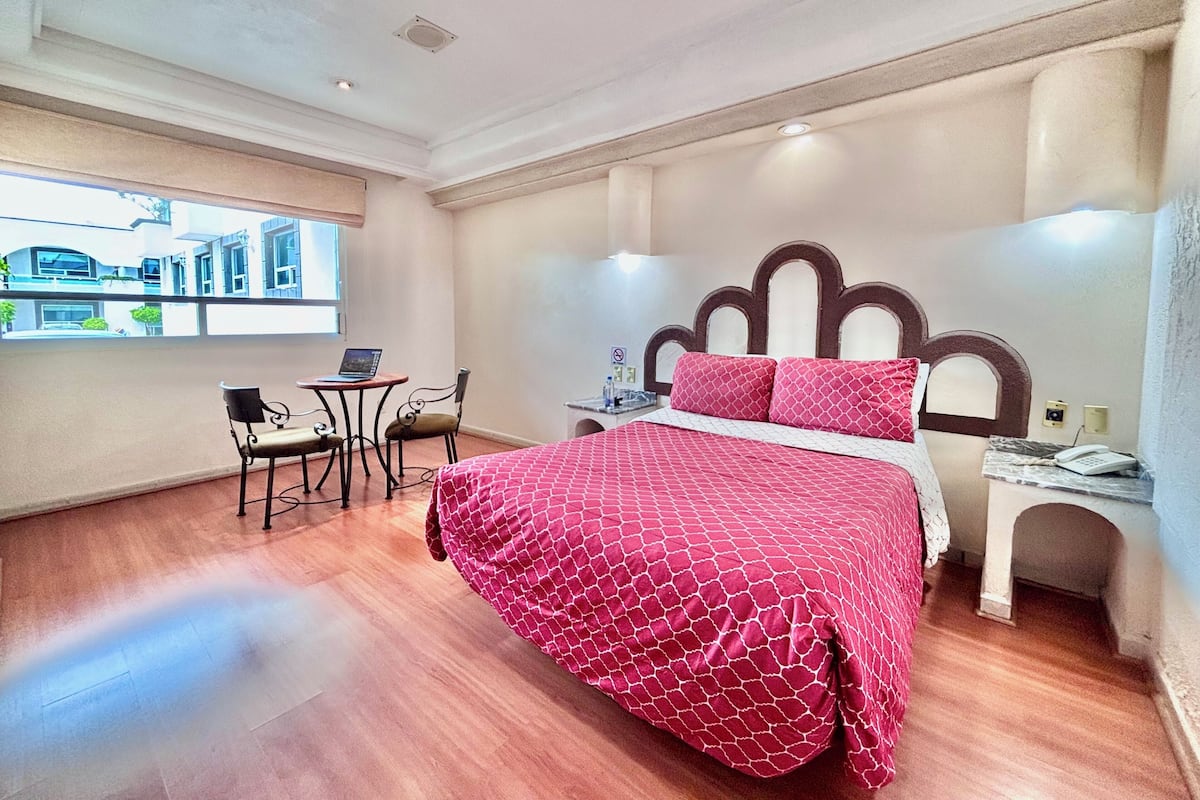 Standaard kamer | Luxe beddengoed, een kluis op de kamer, een bureau