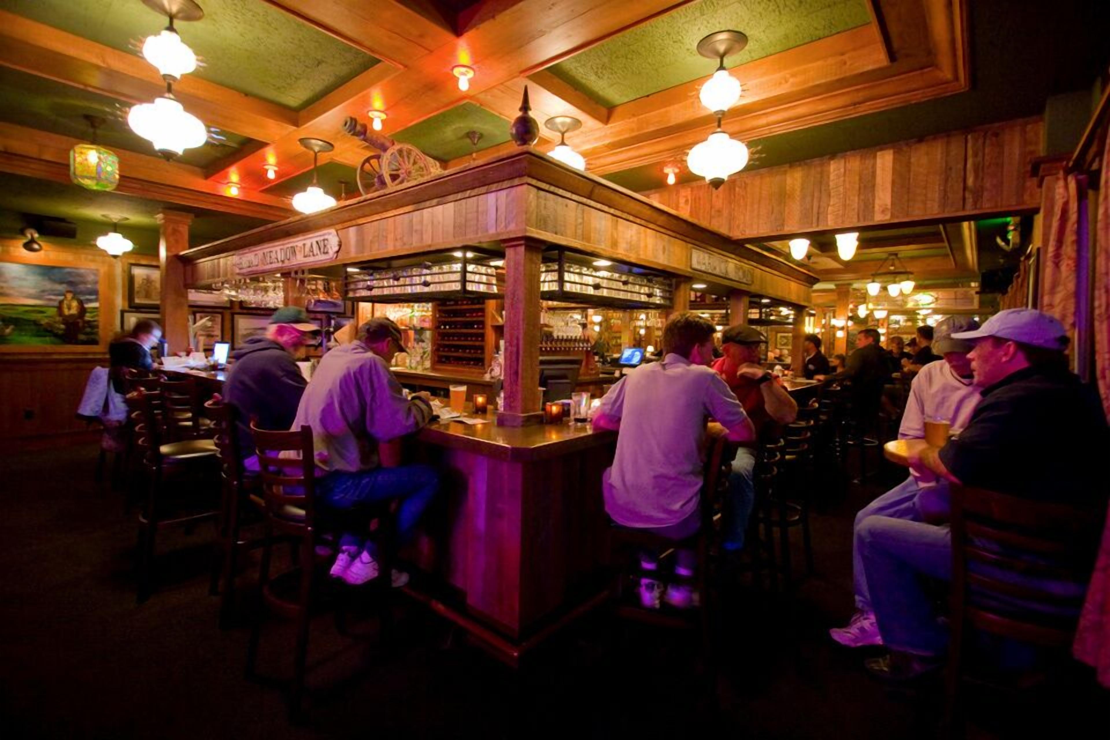 3 bars/lounges
