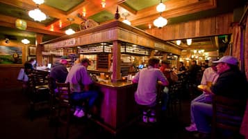3 bars/lounges