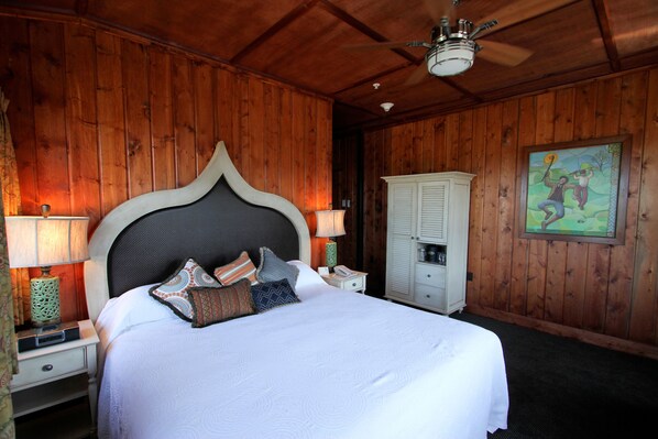 Standard Suite, 1 King Bed | Premium bedding, desk, iron/ironing board, rollaway beds