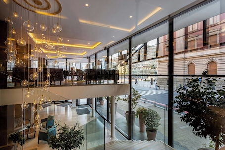 Lobby lounge