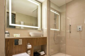 Dusche, Haartrockner, Hausschuhe, HandtĂŒcher