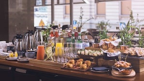 Een ontbijtbuffet met diverse gerechten, drankjes en toevoegingen.