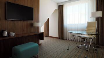 Premium bedding, in-room safe, laptop workspace, blackout drapes