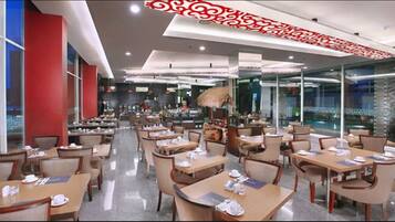 Breakfast, lunch, dinner served; international cuisine