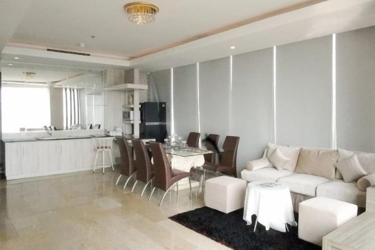 Ein modernes Wohnzimmer mit Essbereich, einer Couch und einem Couchtisch.