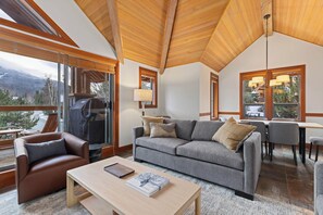 Montebello 4847 ( Den) | Área de sala de estar | Televisión de pantalla plana, chimenea y piso con calefacción 