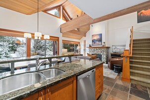 Full-sized fridge, microwave, oven, stovetop