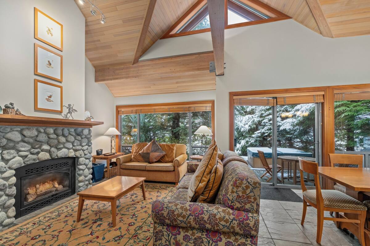 Montebello 4747 | Living area | 40-inch flat-screen TV with cable channels, TV, fireplace