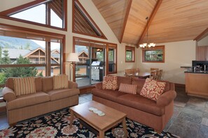 Televisión de pantalla plana, chimenea y piso con calefacción 