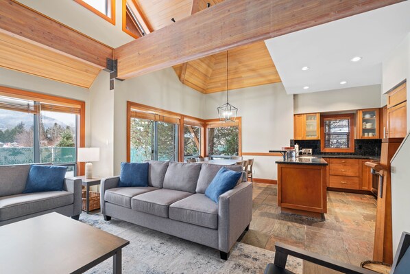 Montebello 4722 | Área de sala de estar | Televisión de pantalla plana, chimenea y piso con calefacción 