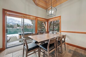 Montebello 4722 | Living area | 40-inch flat-screen TV with cable channels, TV, fireplace