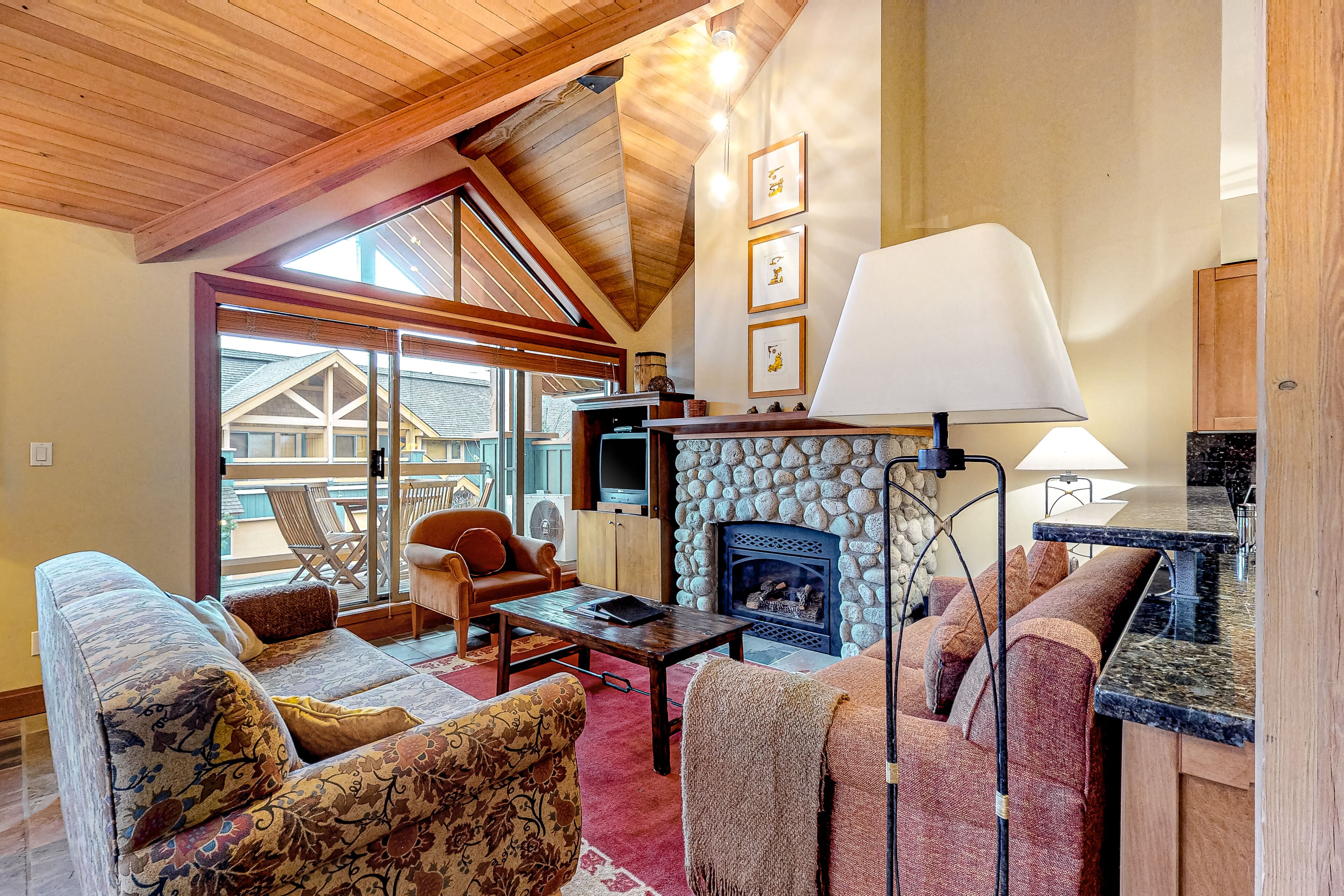 Montebello 33 | Living area | 40-inch flat-screen TV with cable channels, TV, fireplace