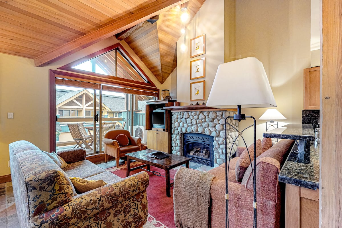 Montebello 33 | Living area | 40-inch flat-screen TV with cable channels, TV, fireplace