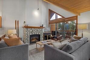 Televisión de pantalla plana, chimenea, piso con calefacción