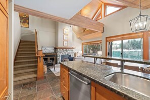 Refrigerador con freezer, microondas, horno, placa de cocina