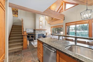 Montebello 4722 | Cuisine privée | Grand réfrigérateur, micro-ondes, four, plaque de cuisson