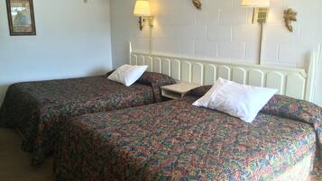 Standardzimmer, 2 Queen-Betten | Schreibtisch, kostenloses WLAN, Bettwäsche