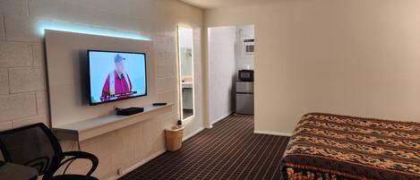 Standard Room, 1 King Bed | Desk, free WiFi, bed sheets