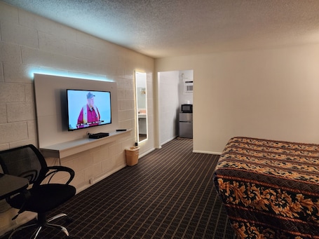 Standard Room, 1 King Bed | Desk, free WiFi, bed sheets. Holiday Lodge
