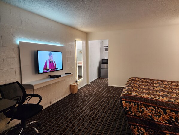 Standard Room, 1 King Bed | Desk, free WiFi, bed sheets