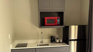 Frigobar, microondas, cafetera y tetera y utensilios de cocina