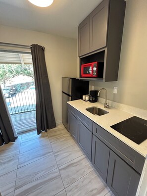 Míní-ísskápur, örbylgjuofn, kaffivél/teketill