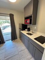 Frigobar, micro-ondas, cafeteira/chaleira