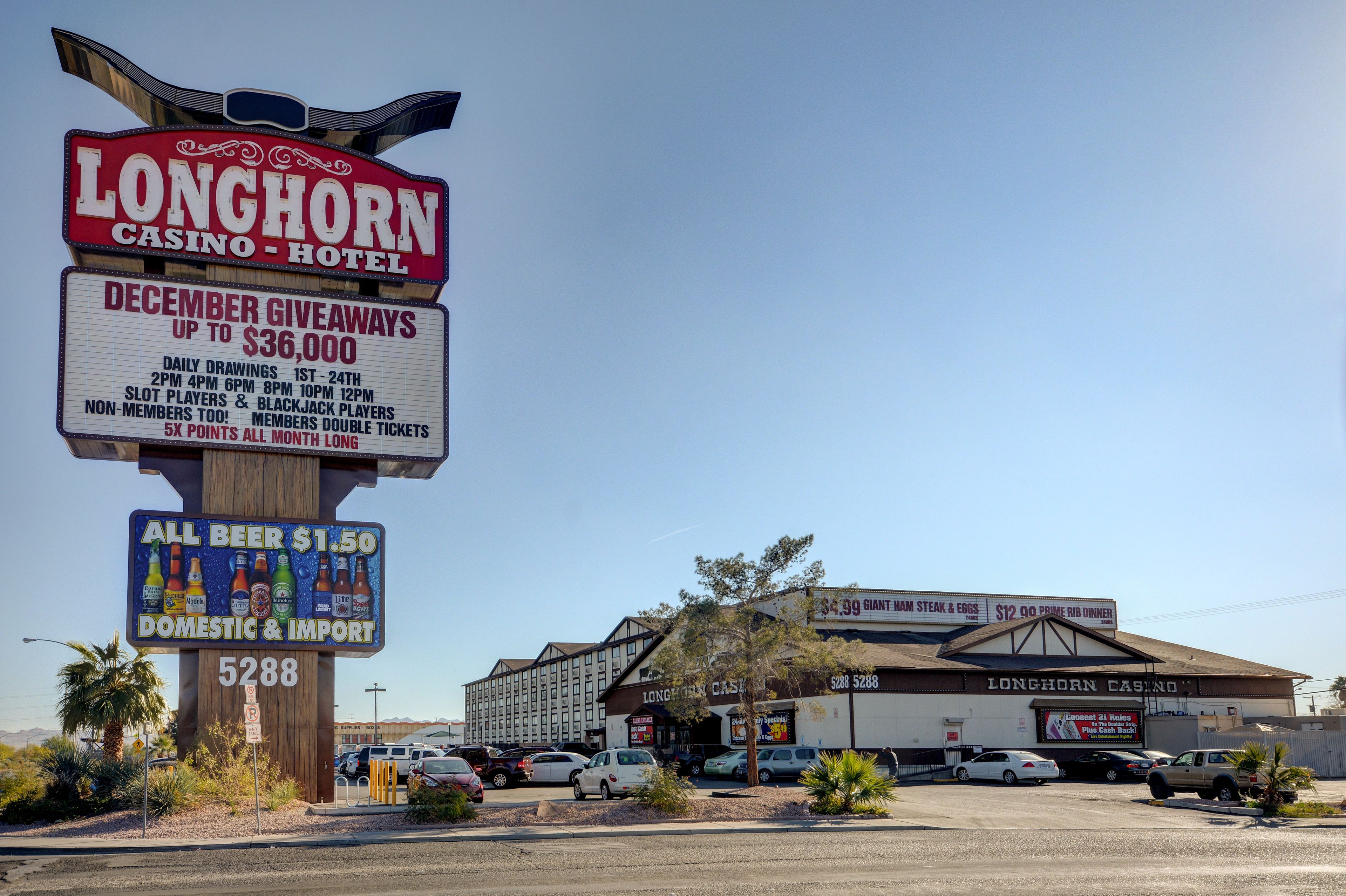 Señal del Longhorn Casino-Hotel anunciando sorteos en diciembre y cerveza a $1.50.