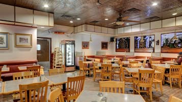 Breakfast, lunch, dinner served; American cuisine