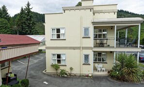 Free self parking - Lantern Court Motel (Reefton)
