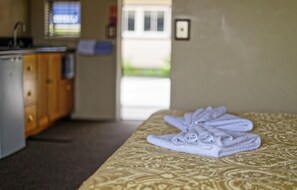 Standard Room, 1 Bedroom | Iron/ironing board, free cribs/infant beds, free WiFi - Lantern Court Motel (Reefton)