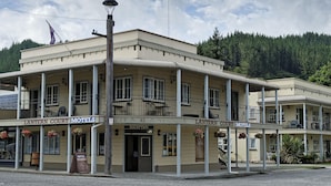 A two-story motel with a reception area and balconies. - Lantern Court Motel (Reefton)