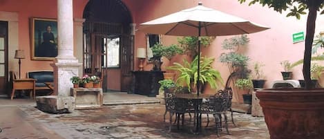 Se sirven comidas, cenas y cocina mexicana