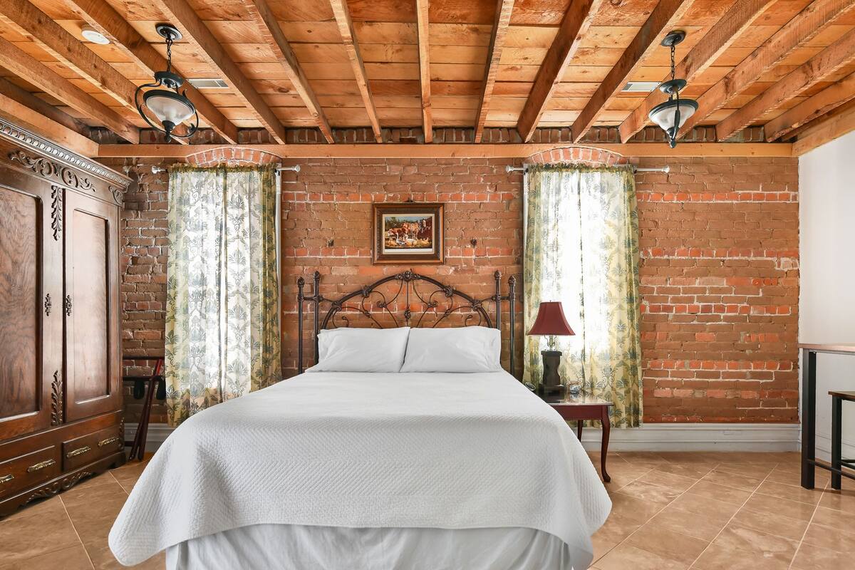 Nelson Suite | Individually decorated, iron/ironing board, rollaway beds, free WiFi