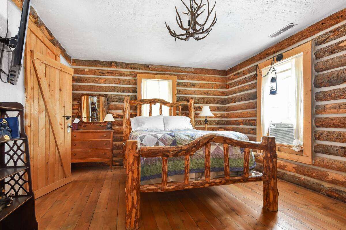 Luxury Suite, 1 Queen Bed, Non Smoking, Balcony (Log Haven) | Individually decorated, iron/ironing board, rollaway beds, free WiFi
