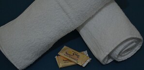 Buồng tắm vòi sen, khăn tắm 