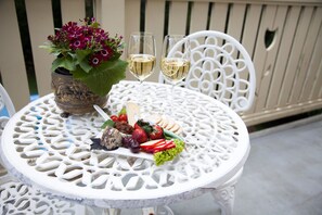 Isaac Bayly Suite | Balcony - Tairoa Lodge & Cottage (Hawera)