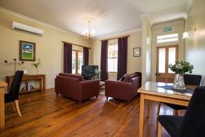Tairoa Cottage | Living area - Tairoa Lodge & Cottage (Hawera)