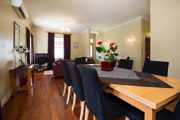 تناول الطعام داخل الغرفة