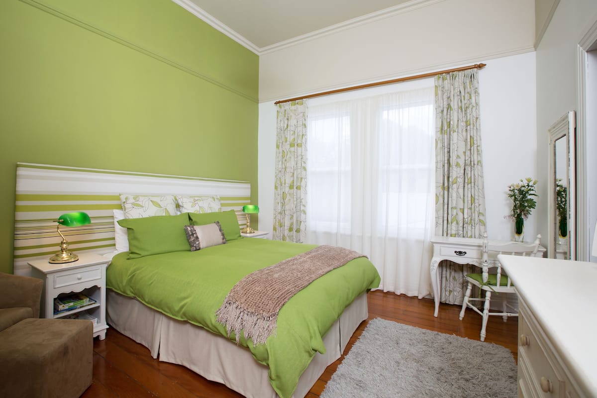 Lovell Suite | Laptop workspace, soundproofing, WiFi (free), bed sheets