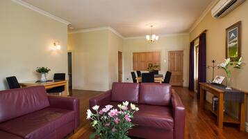 Ferienhaus (Tairoa Cottage) | Wohnbereich