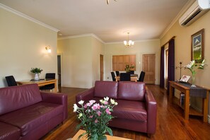 Tairoa Cottage | Living area - Tairoa Lodge & Cottage (Hawera)