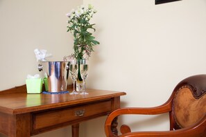 Blyth Suite | Laptop workspace, soundproofing, free WiFi, bed sheets - Tairoa Lodge & Cottage (Hawera)