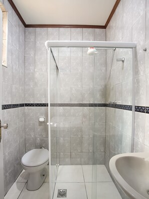 Shower, free toiletries, towels, soap - Hotel Belém (São Paulo)