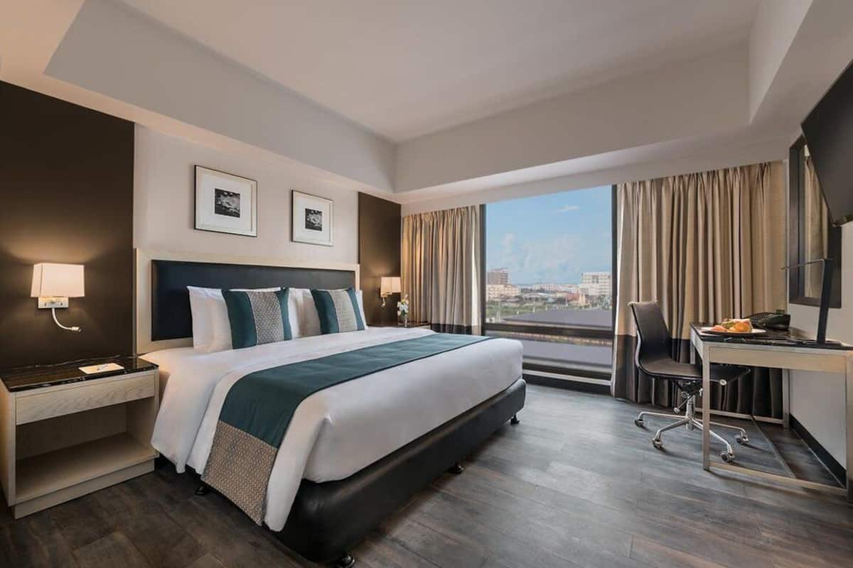 premium bedding, minibar, in-room safe, desk