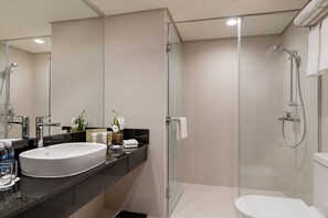 Dusche, Regendusche, kostenlose Toilettenartikel, Haartrockner