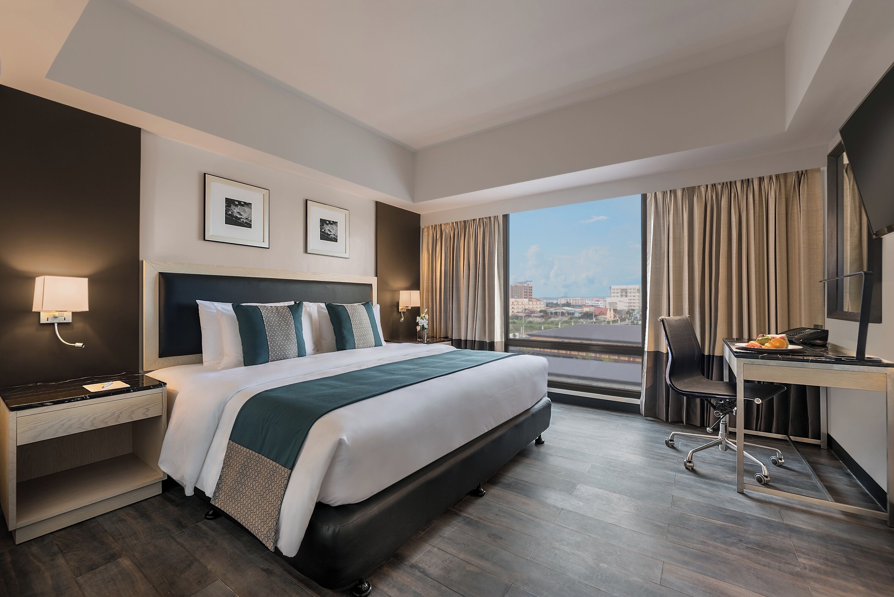 Deluxe-værelse | Premium-sengetøj, minibar, pengeskab på værelset, skrivebord